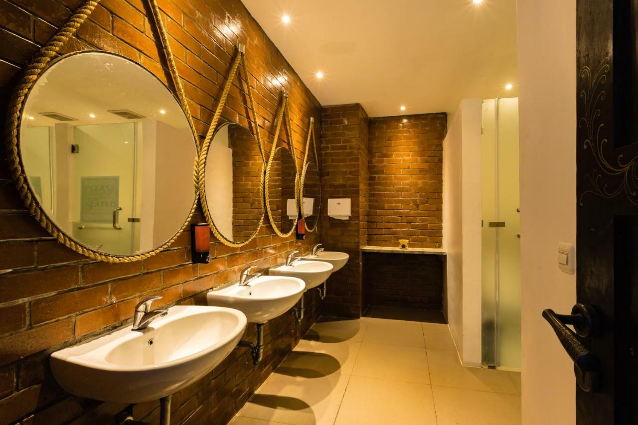 D'Gobers Hostel Seminyak By Gumilang Hospitality Екстериор снимка
